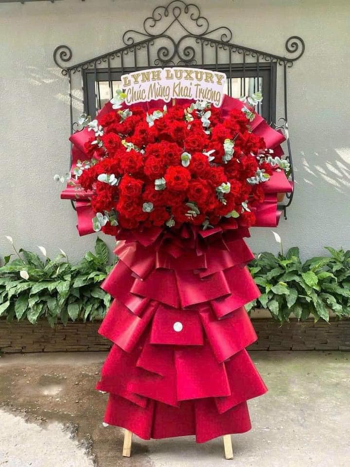 Kệ khai trương tông đỏ