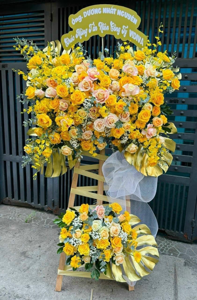 Kệ khai trương tông vàng hiện đại