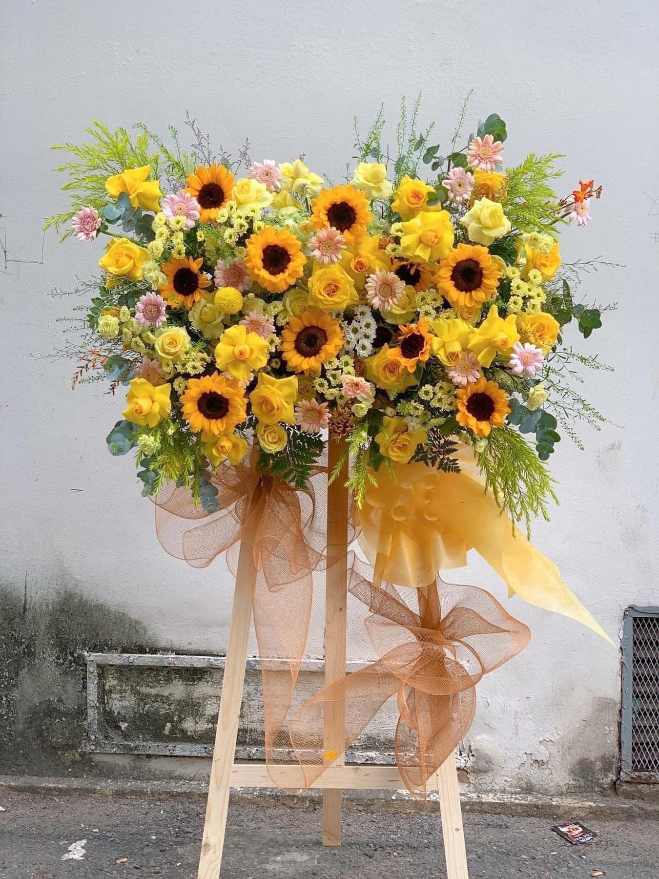 Kệ chúc mừng màu vàng