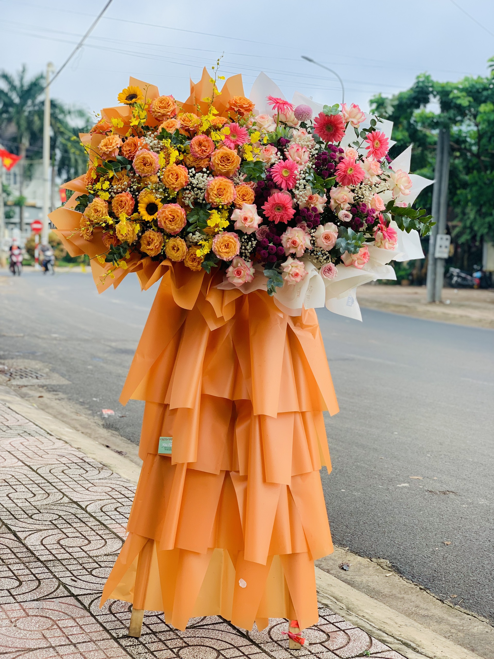 Kệ khai trương tông cam hiện đại