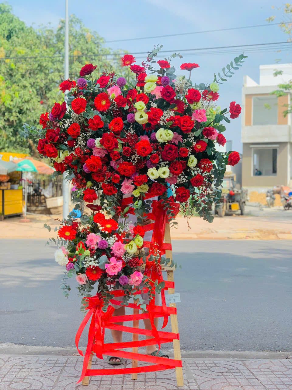 Kệ hoa khai trương tông đỏ hiện đại