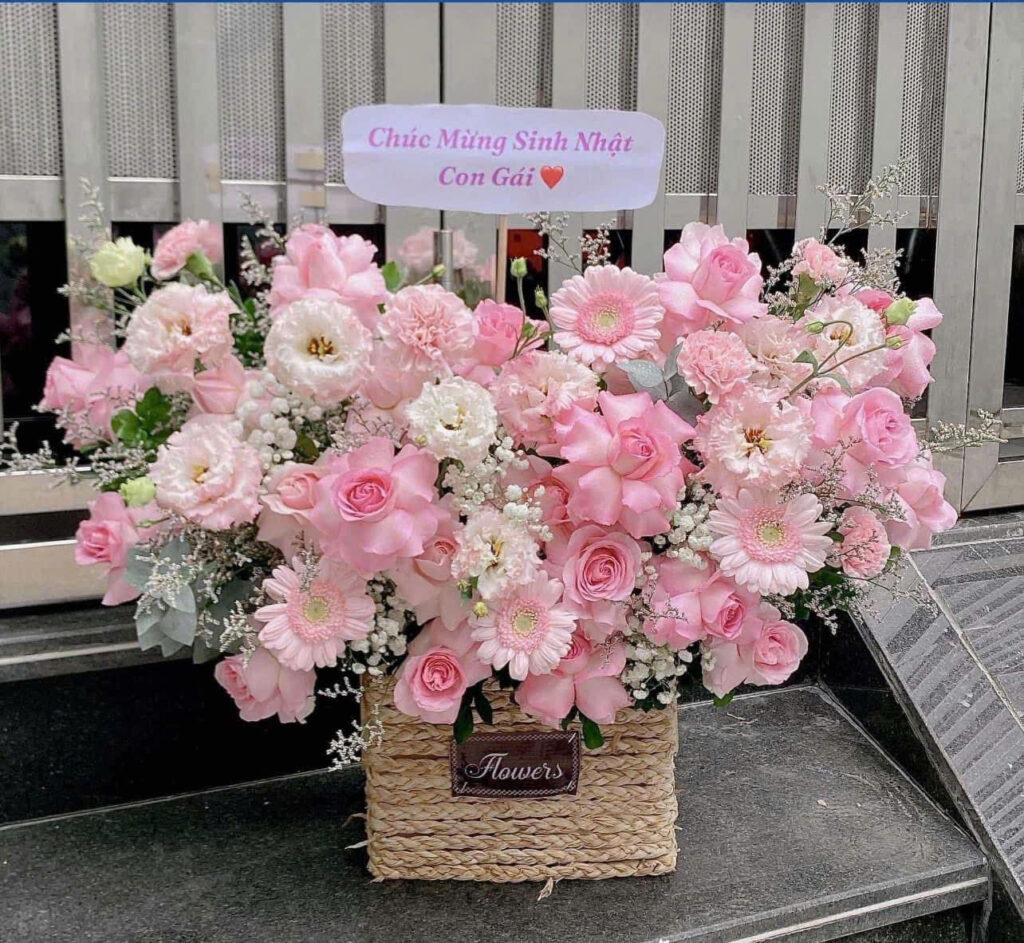 Giỏ hoa tông hồng nhẹ nhàng hiện đại