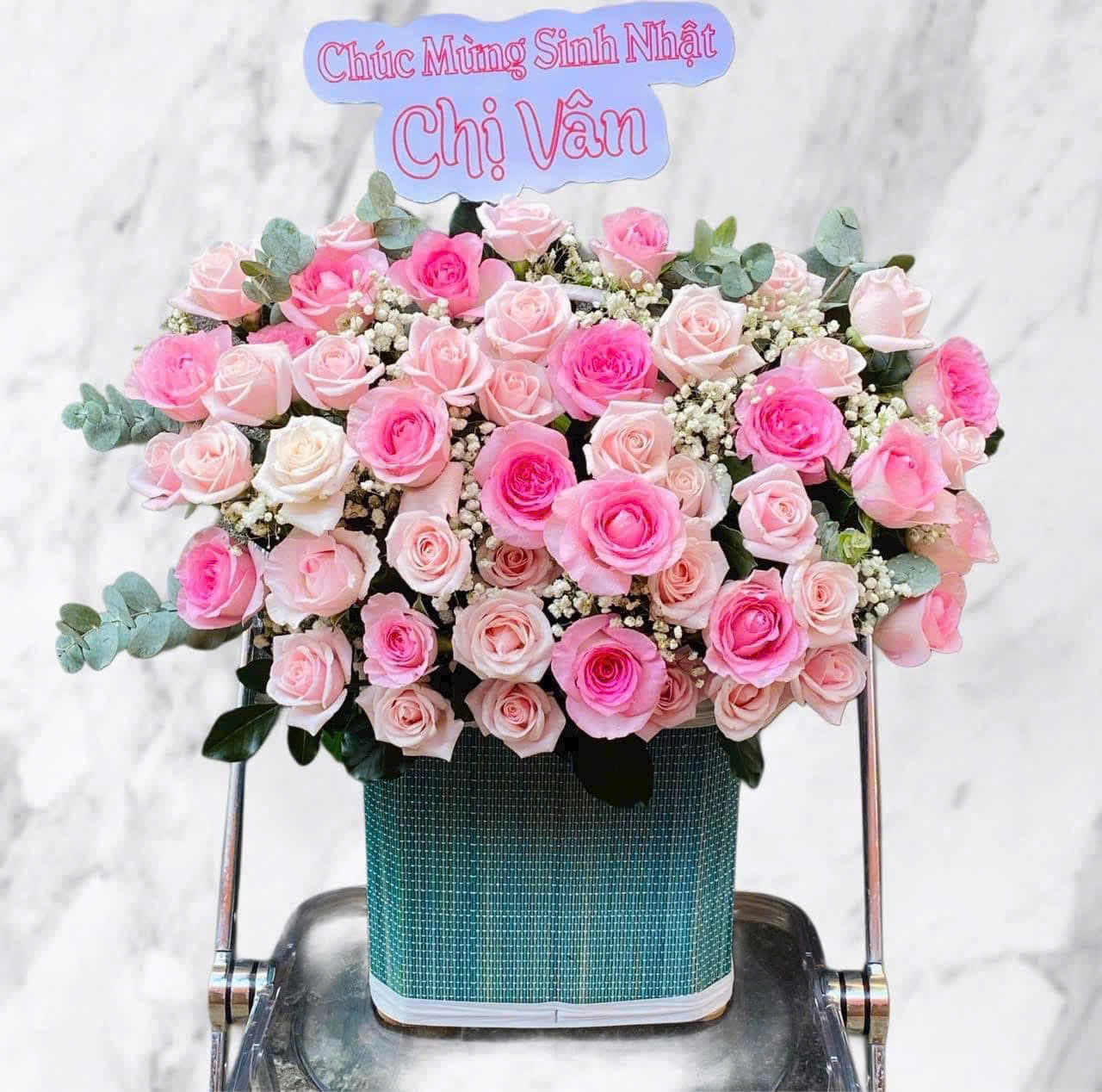 Giỏ hoa tông hồng