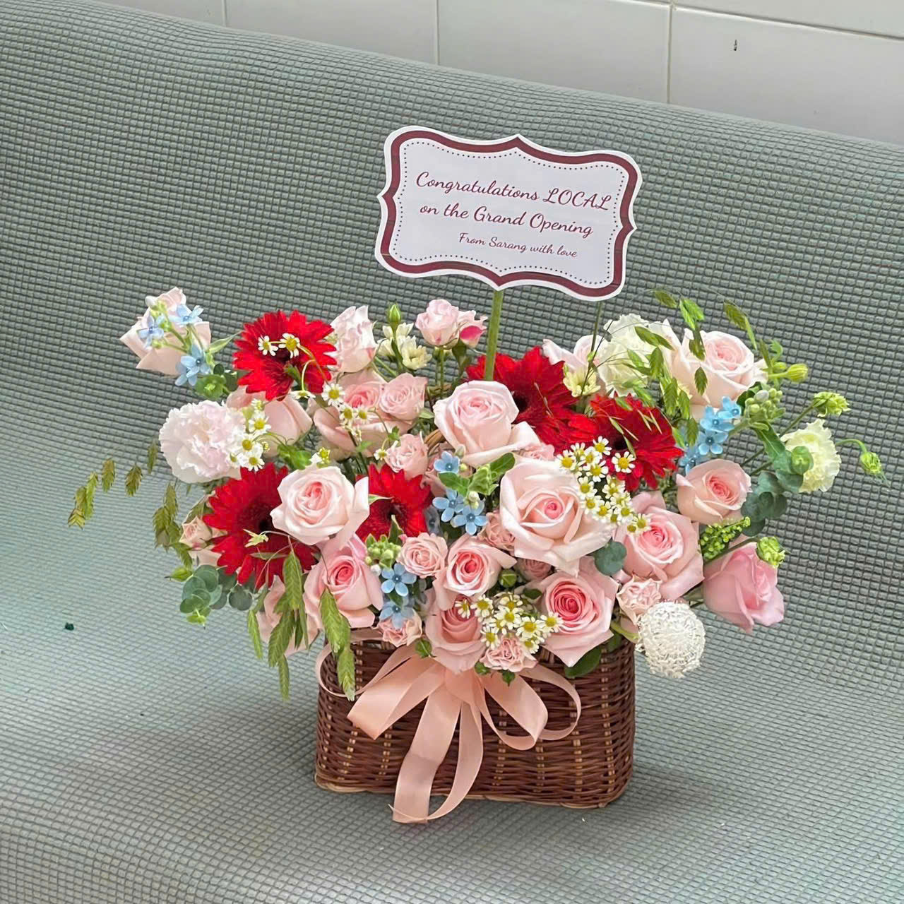 Giỏ hoa chúc mừng hiện đại